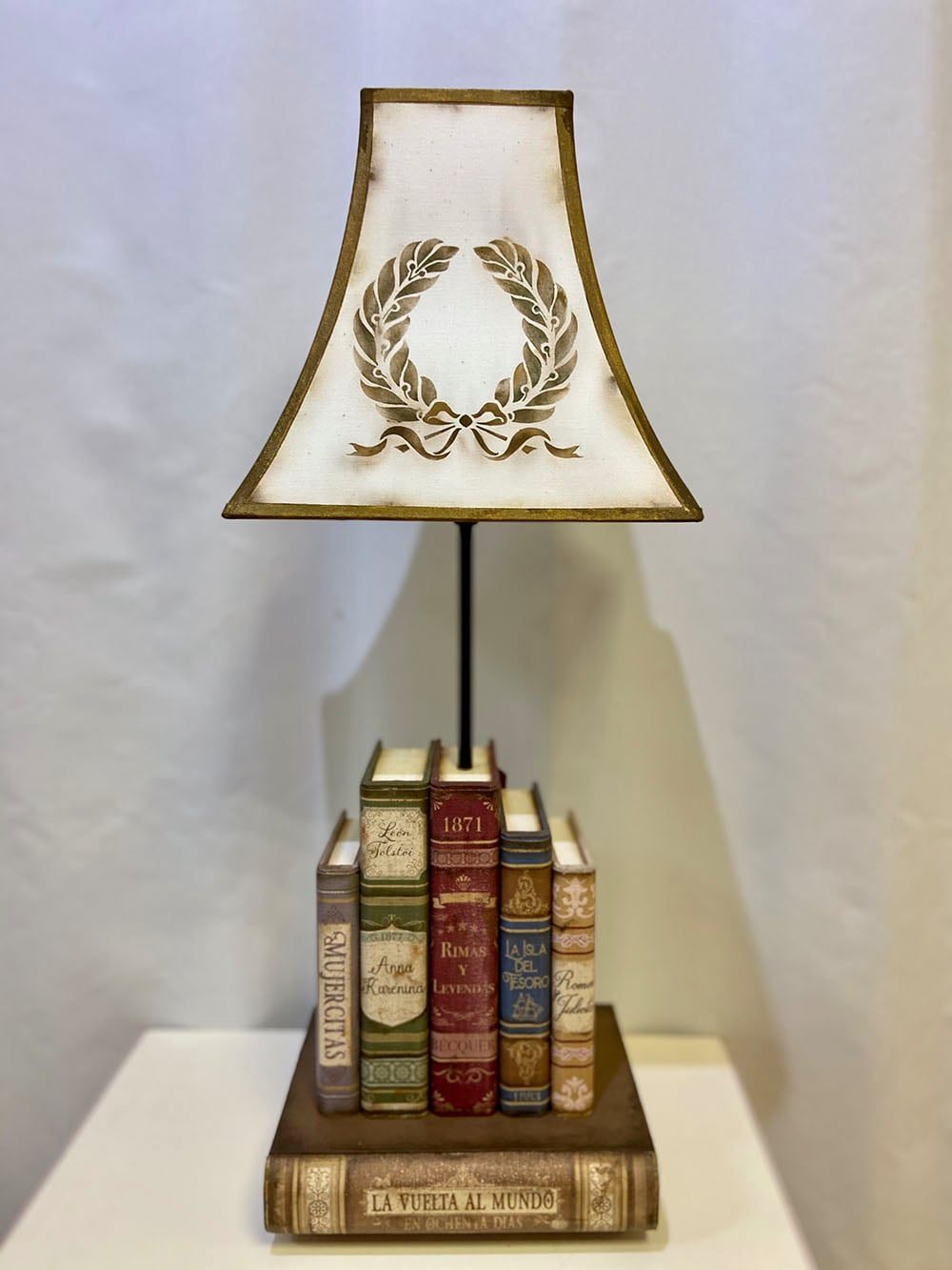Lámpara de mesa libros